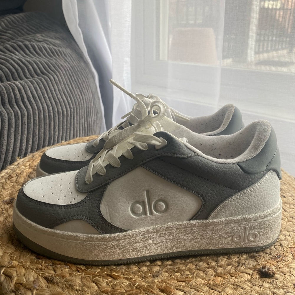 ALO Yoga Recovery Shoes - 6,5 women - steel Gray and white